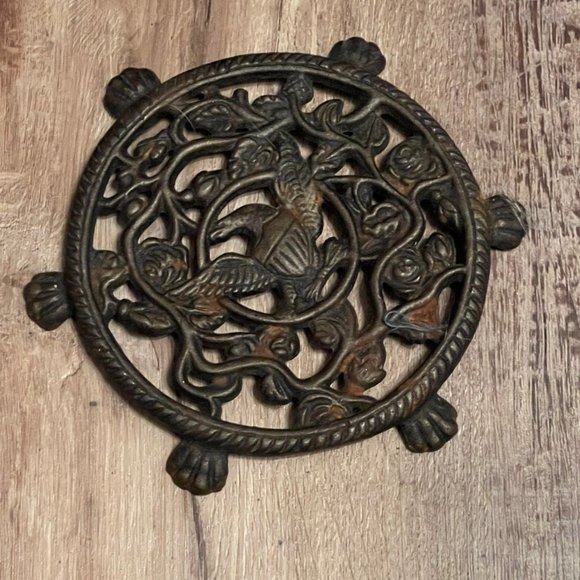 Wilton Cast Iron 6-Footed Trivet USA Eagle Roses Vines - Picture 3 of 6